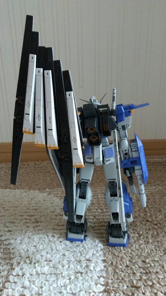 後ろはこんな感じ。フィン・ファンネルのせいでややリアヘビー。以下適当にポージング。