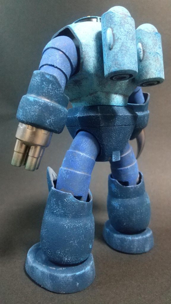 腰でぶったぎって２ミリプラ板で楔状に再接着、少し前屈みになるように