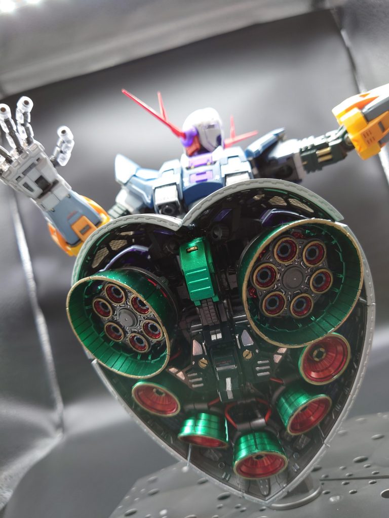 ジオングを作成する際に、こだわっている方の多いスカートの中。メインはガンダムマーカーでの塗装となりました。写真では分かりづらいですが赤と青と黄色の銅線を使って何かあちこちからエネルギーが供給されてる感じにしてみました!