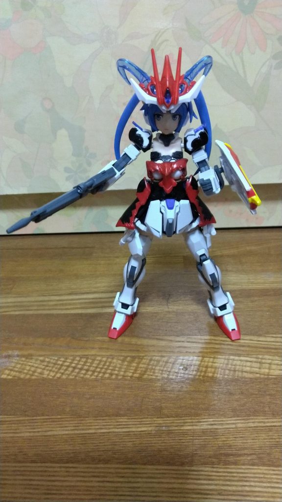 素体はFAGの六角潮季、それに孫尚香ストライクルージュのパーツがメインとなっています。今回特に力を入れたのが胸部っ!元の孫尚香の胸部パーツでは違和感しかなかった為、六角潮季の胸部に孫尚香の胸部パーツを取り付けてみました。しかし、やや右に下がっているのが致命的なミス……。