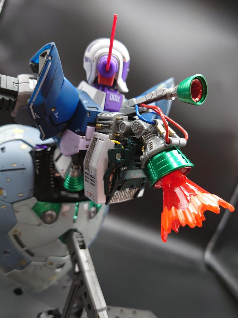 今回の一番のこだわりはバックパックをミキシングし1から作成したことです。それにより背中が寂しかったジオングはスラスターを大量に背負い、高機動型ジオングへと進化しました。はい。一番上のスラスターの柄?長すぎました。バランスが変なので今度短くしようと思います。メッシュが映えます。銅線はホームセンターで大量な長さのものが100円で売っています。まだまだ余っているのでこれからも使えそうです。嬉しいですね。