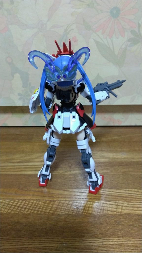 後ろはこんな感じ。太腿はビルドストライクを意識してビームサーベルをマウント。以下色々とポージングをさせてみました。