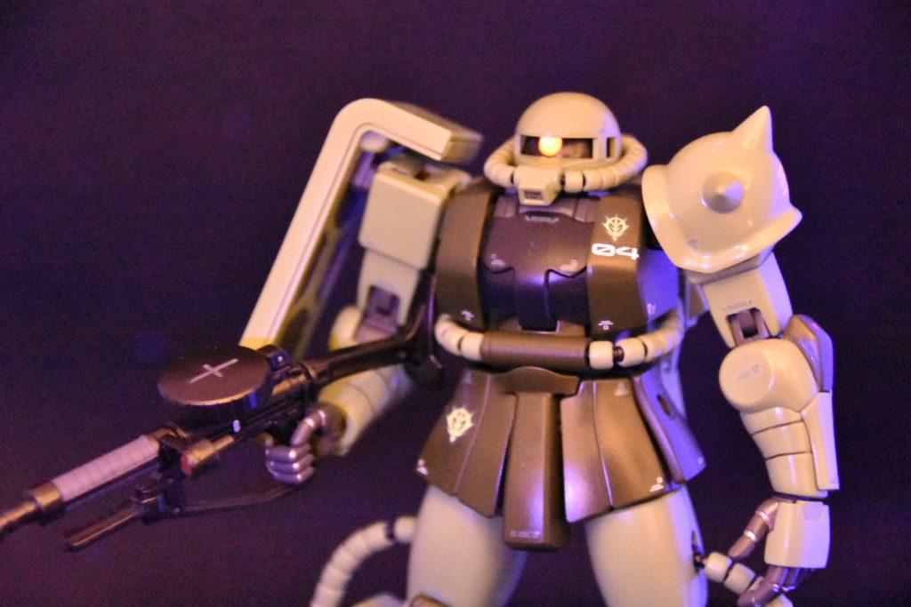 モノアイはHアイズの埋め込み、蛍光塗料で発光します。