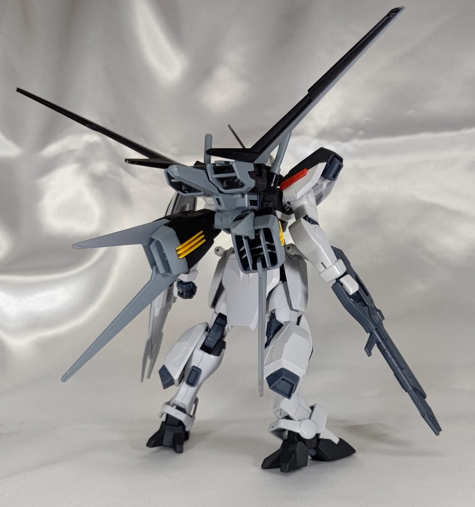 HGCEウィンダムにHGCEストライクのエールストライカーを組み合わせて、オリジナルカラーに塗装にしただけですが、かなりいい感じにマッチしてます。