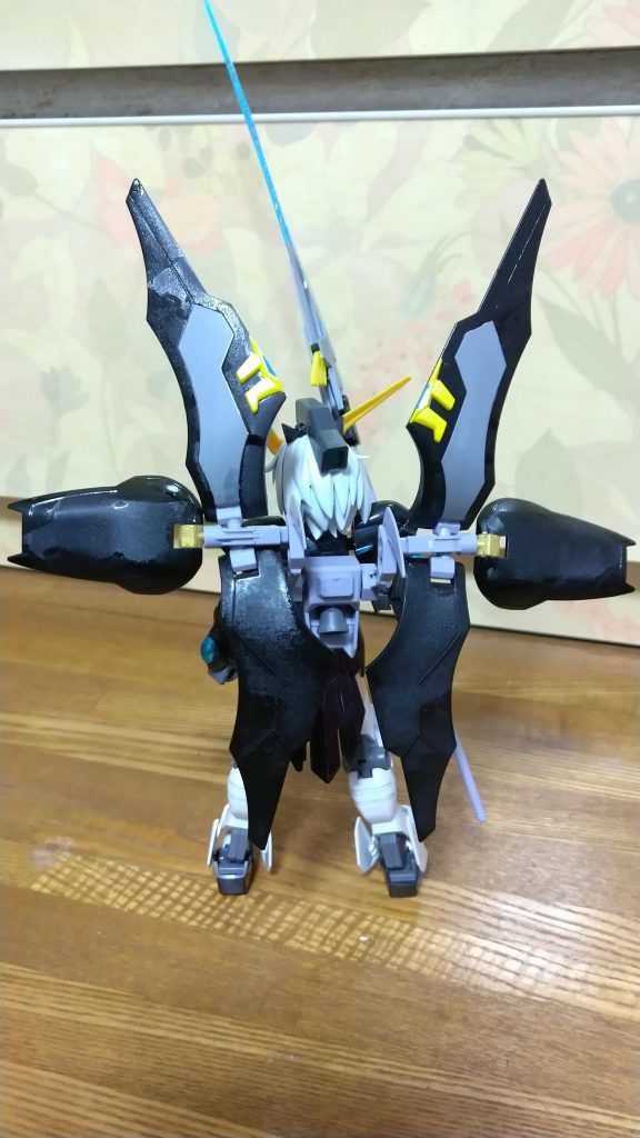 後ろはこんな感じ。マントオープン状態でもリアヘビーにはならずいい感じです。バックパックはリヴランスヘブンのものですが、スラスターはデスサイズのものを使用。飽くまでもこれはデスサイズの進化系なのです!……と言い張ってみるww