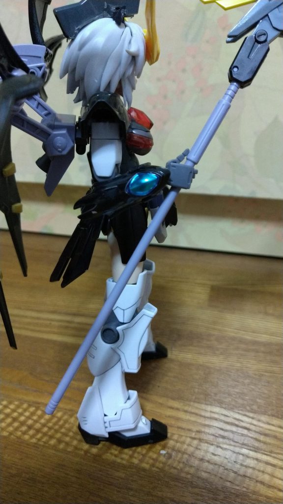 腕のクリアパーツは裏側をガンダムマーカーのシャインシルバーで塗装。