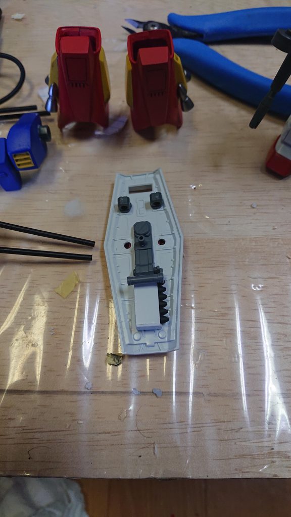 シールドの裏側には、魚雷とビームサーベルを搭載出来るように改造してます。