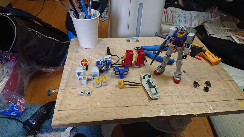 アーマーを外した状態になります。黒いエネルギーパイプは模型用スプリング、体の至るところにネオダム磁石が入ってます。