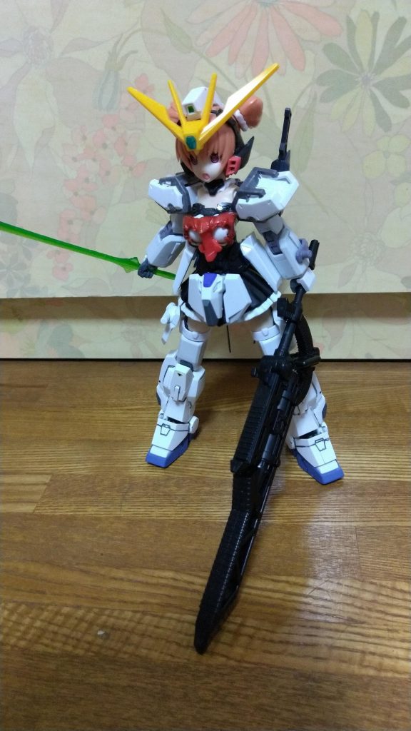 必殺武器としては緑色のオーパーツのエネルギーを手に集めたビームソードの他に大型実体剣も用意されてますが、大型実体剣は重すぎる為あまり持ちたくは無いらしい……。