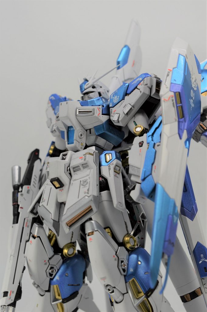 今回、初めて本格的にエアブラシを導入しました。青や紫は、せっかくのエアブラシなので調色してオリジナルカラーのメタリック塗装とし、白外装のつや消しとコントラストがつくようにしています(シールドのみ白外装もつやありです。ビームコーティング的な演出で)。