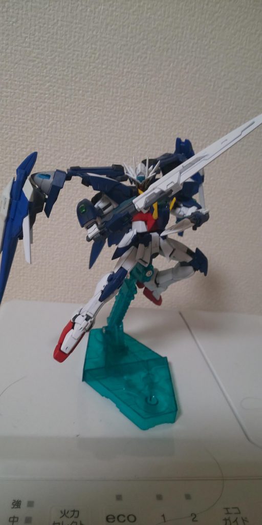 構えるエルピス!