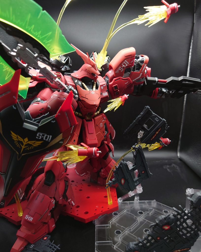 エアブラシ買ったばかりなのに…。素組みでもかっこいい機体!!SAZABI!(バンッ!!)バンダイさんの技術に感動しました。今後のエアブラシ全塗装の参考になる絶妙な色分けが施されているキットでした。プラ板、、一枚だけ、、、つけてみたのでもしよければ探してみてください。笑