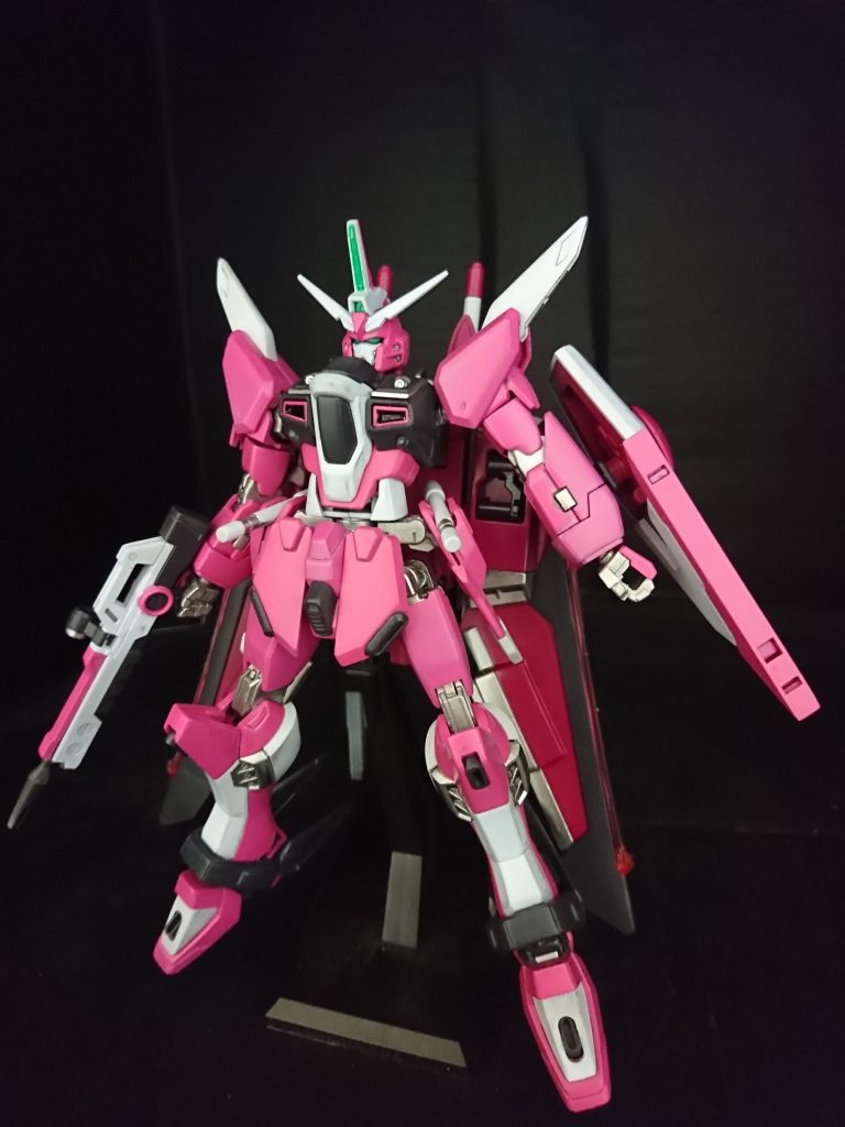 久々に説明書どおりに調色しようとしたら、サーモンピンク?ワインレッド?ということで、近くの模型屋のおやっさんに相談しに……ワインレッド=マルーンだそうで。サーモンピンクは、なかったので、調色を頑張りました。