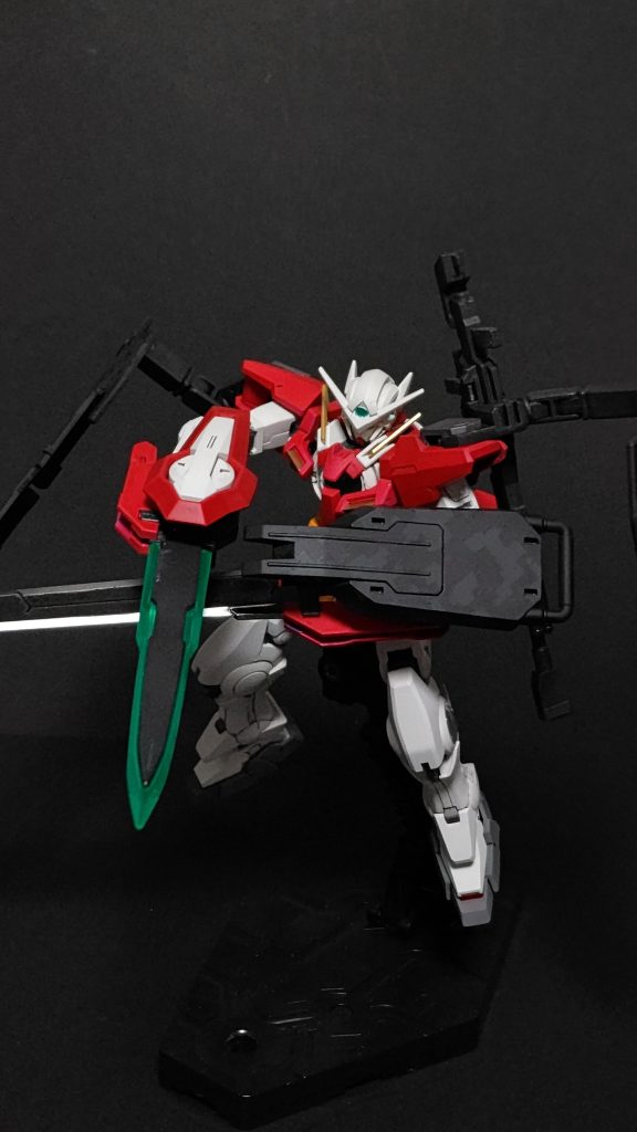 GNフルシールドは格闘時邪魔にならないように稼働アームを増設おかげで、不意の攻撃もきっと防げるはずww