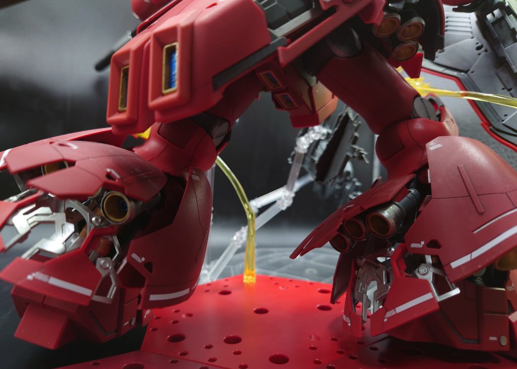 そんな中、勇気を振り絞り筆塗りしたのは①内部フレーム (クレオス ジュラルミン)                 ②関節部分 (クレオス:ジュラルミン) ③ファンネル先端(クレオス:ジュラルミン)                 ④盾 (クレオス:ブルーゴールドGX) ⑤動力パイプ (クレオス:ブルーゴールド)                                                                ⑥バーニア・ダクト?内部(クレオス:メタルブルーGX)⑦追加したプラバン (クレオス:サザビーレッド)  ちなみにバーニアとスラスターってどういう違いがあるんでしょうか……あっ!!あと少しだけスジボリしました!肩や足など!!!0.2ミリです。