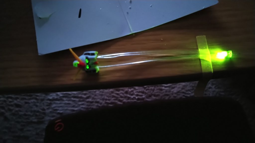 光ファイバーで光らせようとしたけど、光ファイバーの接続やら、どうやって組み込むか悩んだあげく、チップLEDに落ち着きました。