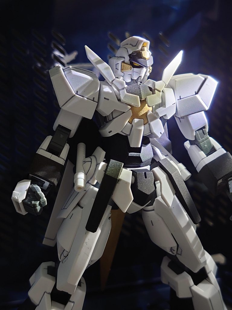 初期はツノがなかったり、肩がAGE-1のものだったりしました