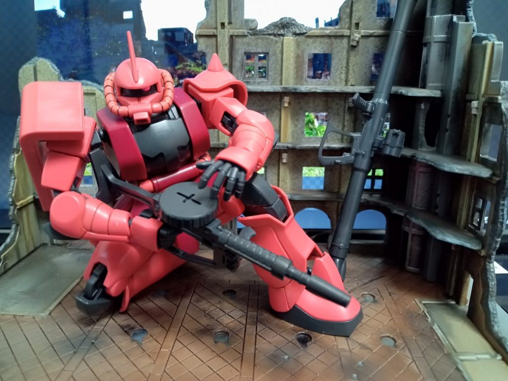 ホントによく動くザクですわ！軟質スカートのおかげで膝立ちも難なくこなすし！この可動で破綻しないのが感動です。HGスゲぇわ！製作期間2日実質6時間程度