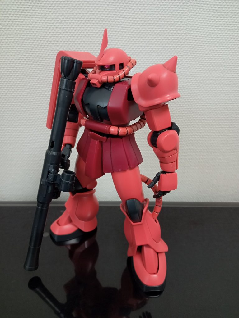 動かして遊ぶ用シャアザク模型ではなくおもちゃを作りたくて、恐ろしく可動するんで楽しくて・・・