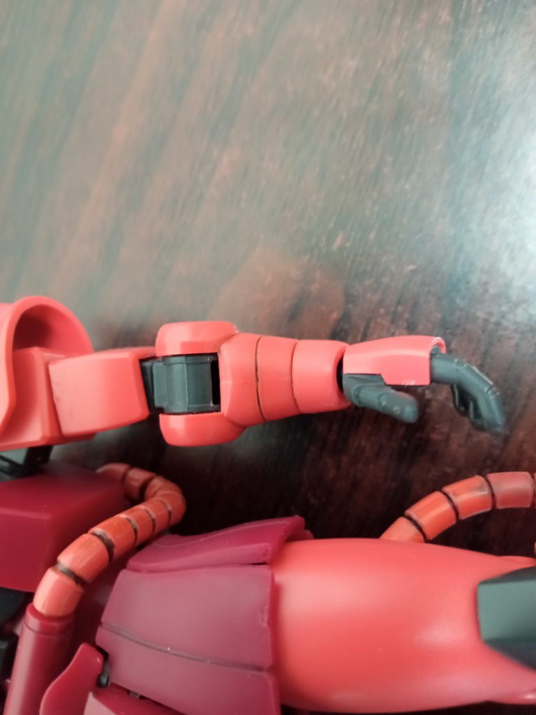 前腕部の合わせ目だけ軽く処理、ガワラ曲げ部は基部を削って接着し固定した。