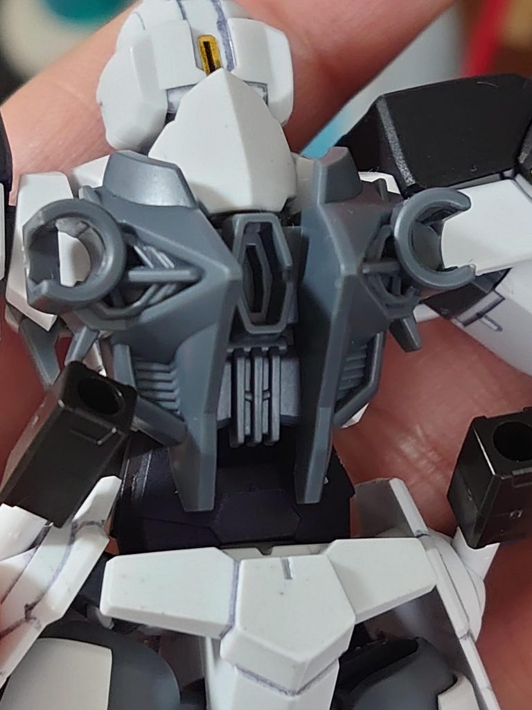 首元の出っ張りが干渉してバックパック付け替えに制限のあるトランジェントのボディにも、上部を少し切り離せばダブルリベイクライフルの基部が接続可能