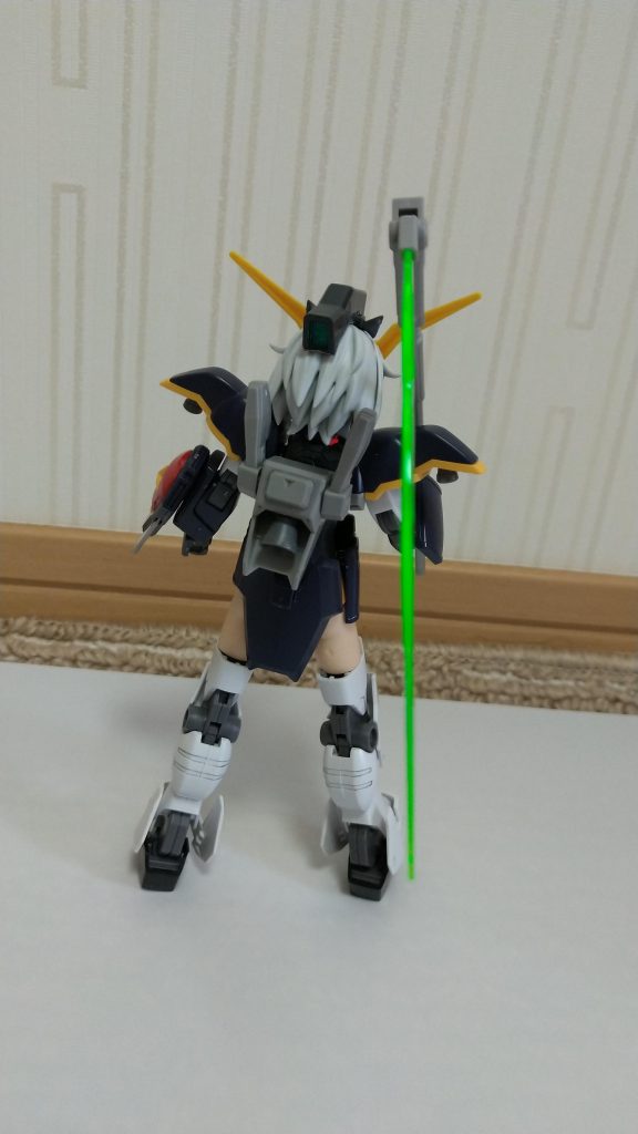 後ろはこんな感じ。リシェッタのボディに直にガンダムデスサイズのショルダーパーツがフィット。同じバンダイの製品なので互換性がある様子。以下、適当にポーズを取らせてみました。死ぬぜ〜、あたしの姿を見たものはみ〜んな死んじまうぜーーっ！！