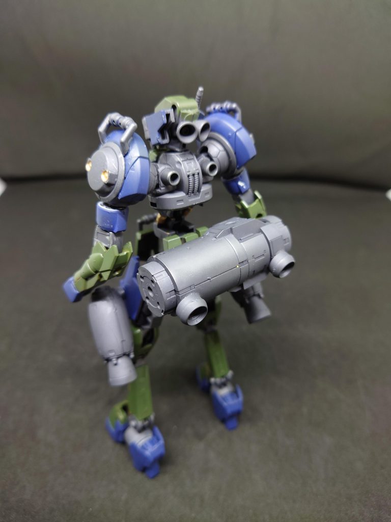 エイプアルプがヘキサフレームをベースにカスタマイズした機体フレームの機構を変え運動性上げ柔軟な動きが可能になったバックパックユニットは腰部に取り付けられており推進剤が多く搭載出来るように大型化させ長期活動が可能に脚部太腿に追加スラスターが装備されている頭部コックピットには脱出機構がついてるため頭部から機体を切り離す仕組みに頭部自体が脱出ポットになっている頭部は頑丈にしているため更に生存率が高い胸部装甲はコックピットが内蔵されていそうなデザインをしているため錯覚させさらに生存率を上げている