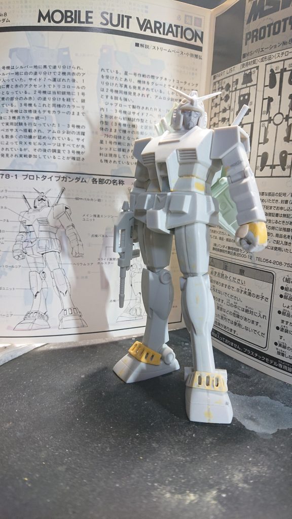 手を入れた箇所は、小顔化た顎の整形。腰、二の腕を1mm延長。腰の延長にともないコクピット付近はプラ棒、プラ板で帳尻合わせしてます。前面の太もも、つま先1mm幅増し。握りこぶしはキットの平手から切って貼ってで造りました。ランドセルと左腕にネオジム仕込んでシールドを取り付けてます。姿勢制御バーニア(足の甲)ポリパテ複製失敗、プラ板で制作し直しました😅