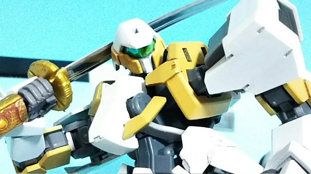 グレイズは1stにおけるザクのポジションであるのは理解しているのですが、自分の中では「体制側なのでどちらかと言えばGMなのでは?」と云うことでGM寄りマスクへ改造。…とは云っても、シュヴァルベの野球帽のツバみたいなパーツを使っていないだけなんですが。これだけでGMっぽさマシマシ。