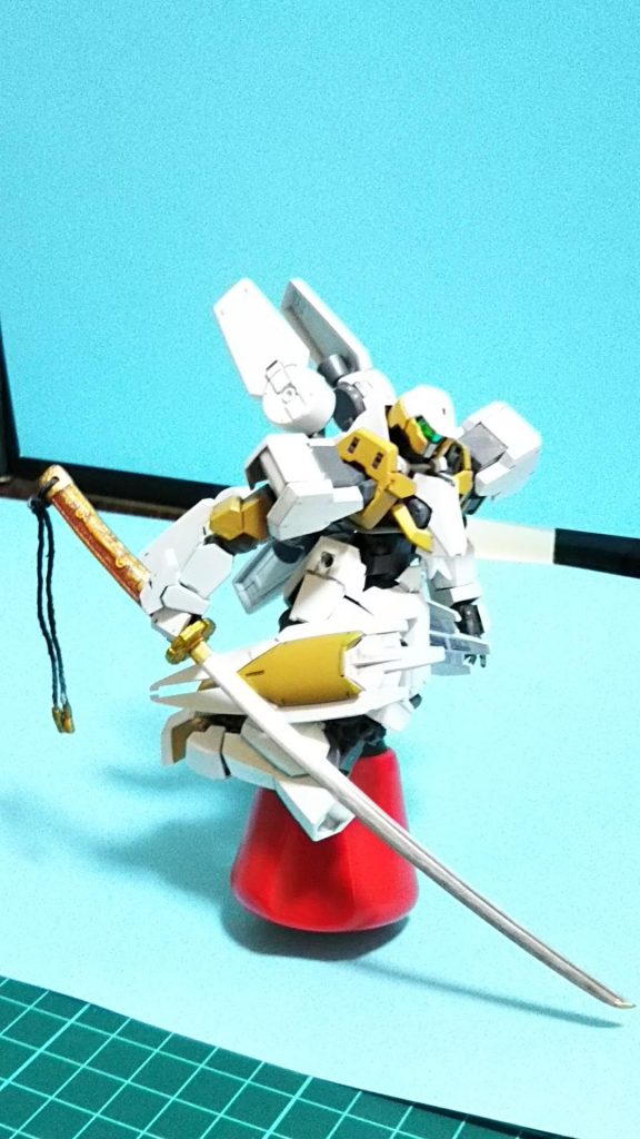 シュヴァルベ初登場からシュヴァルベ=Me262A戦闘機→不確かな情報からコピーしようとして、なんとなく似てるけど並べると全くの別物となった橘花って虫の湧いた思考が浮かび、勢いだけで作ってしまったもの。刀を持っているのも日本海軍機橘花のイメージ。カラーイメージはその戦闘機の橘花ではなく、橘の花の白とアクセントにやや落ち着いた黄色にしています。