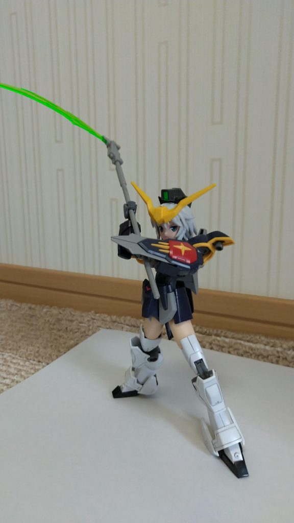 まずはビームサイズ。可動域は悪くないですね。ただ、K社の素体と違い前髪のポロリが……