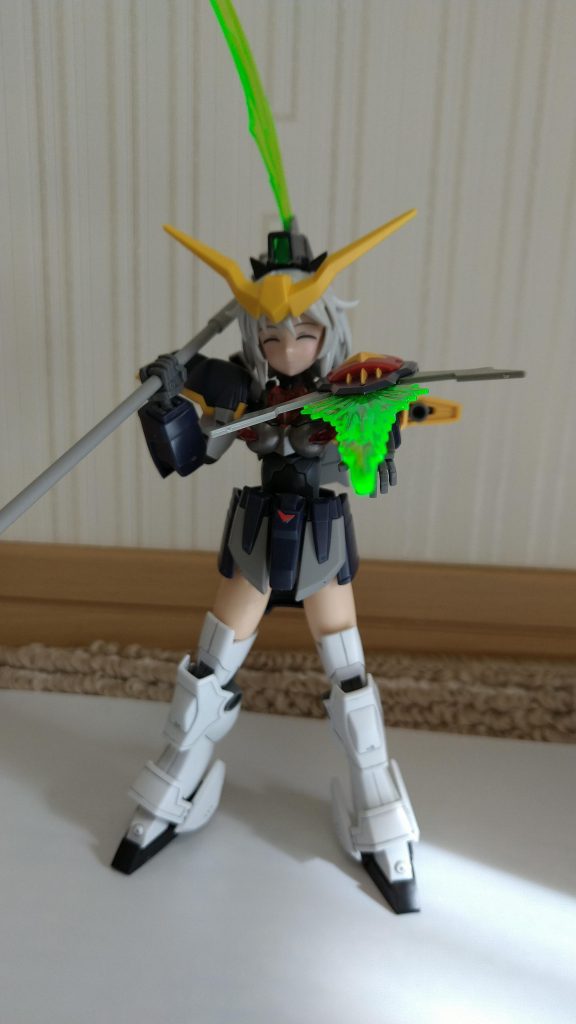 あたしの姿見ちゃった？じゃあ仕方ないね……にこやかに最期を告げてくる死神さん。頭のメインカメラはSDEXガンダムデスサイズヘルのものを使用し、リシェッタに付属の頭飾りに接着。しかし、切り出したときに削り過ぎてしまいました……