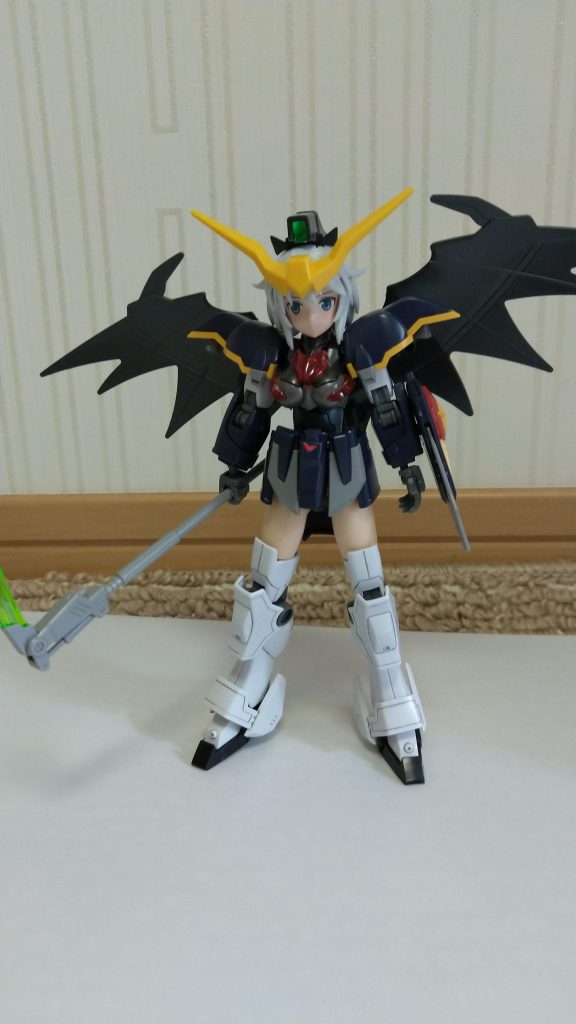 SDガンダムデスサイズヘルの翼パーツを付けるとちょっとだけヘルっぽく見えるかも……？すみません、無理がありますねw