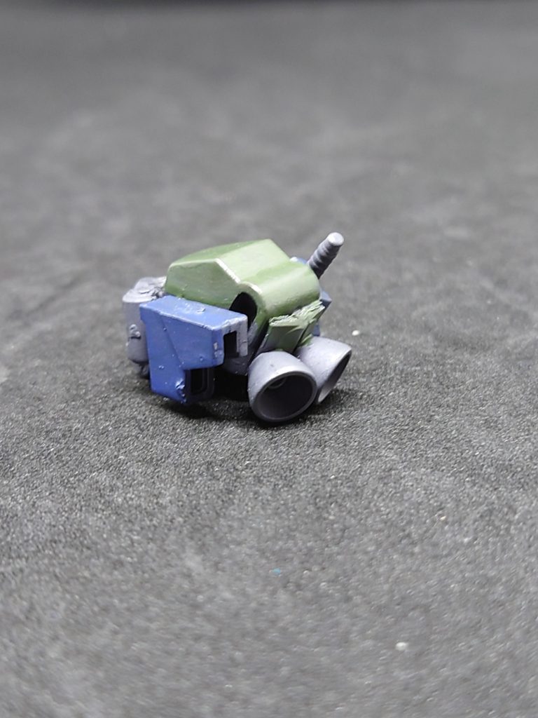 エイプコックピットヘキサフレームの頭部にスラスターとライトユニットを取り付けパイロットの居場所がわかるように救援ビーコンも設置されている推進力はあり単独飛行ができるアルプ大規模のジャンク屋強襲戦艦を3艦無理やり接合した規格外の強襲戦艦「レオナール」を根城に活動しているジャンクパーツの回収やオーダーメイドでMSやMS用の武装を制作しているジャンクパーツの売買、ジャンク屋の仕事依頼をしているがときに機体の鹵獲、武装勢力の襲撃・奪取など危険なことをするがアルプのリーダーカインは真っ当な商売を心掛けており、けして民間組織や非戦闘員を手にかけない奪わないというルールを設けている。 レオナール強襲戦艦を3つ繋げた規格外の戦艦居住エリアと制作工場と格納エリアにわかれている大規模なため操縦系統を居住エリア戦艦の操縦舵に統一操縦手も3人で動かしているレオナールの他にアリオクという強襲戦艦も存在するアリオクは主にジャンクパーツの取引やMSの納入に使われている