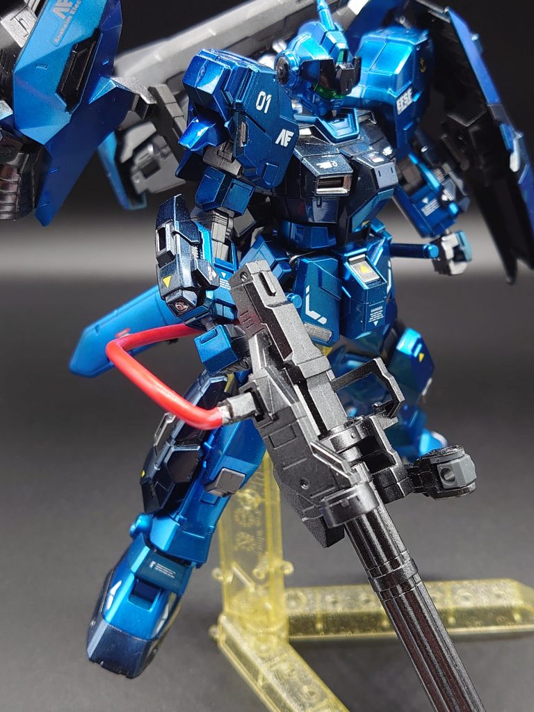 付属のガトリング用チューブは長さが足りなかった為、太めのリード線を接続してエネルギーチューブ風にしました。