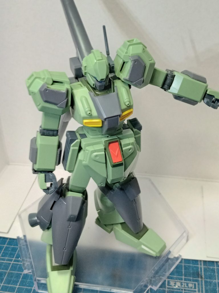 余剰パーツとして入っていたジェガンの肩パーツを使用して肩が上に上がるようにしました。