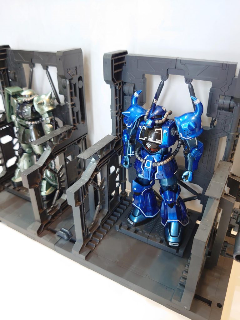 先日のメタルザクとパシャリ。ベースキットは毎日雪なので、スプレー塗装できず。 ご覧いただきありがとうございました!