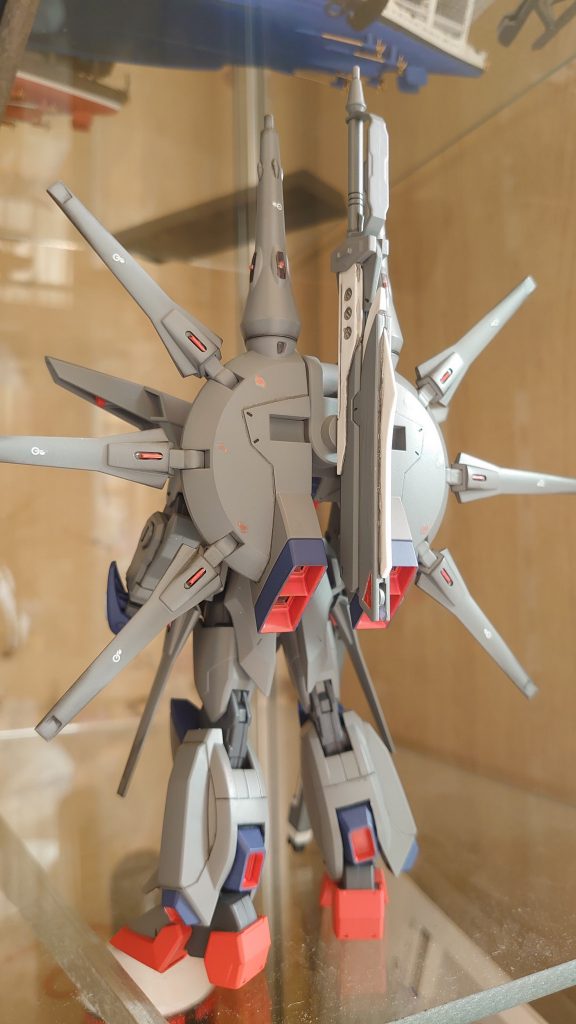 HGCEデスティニーガンダムの関節パーツ等を組み込んでいます。腕や太ももがデザイン的に似ているので違和感はないですね。せっかくなのでアロンダイトビームソードをドラグーン背面に接続できるようにしました。