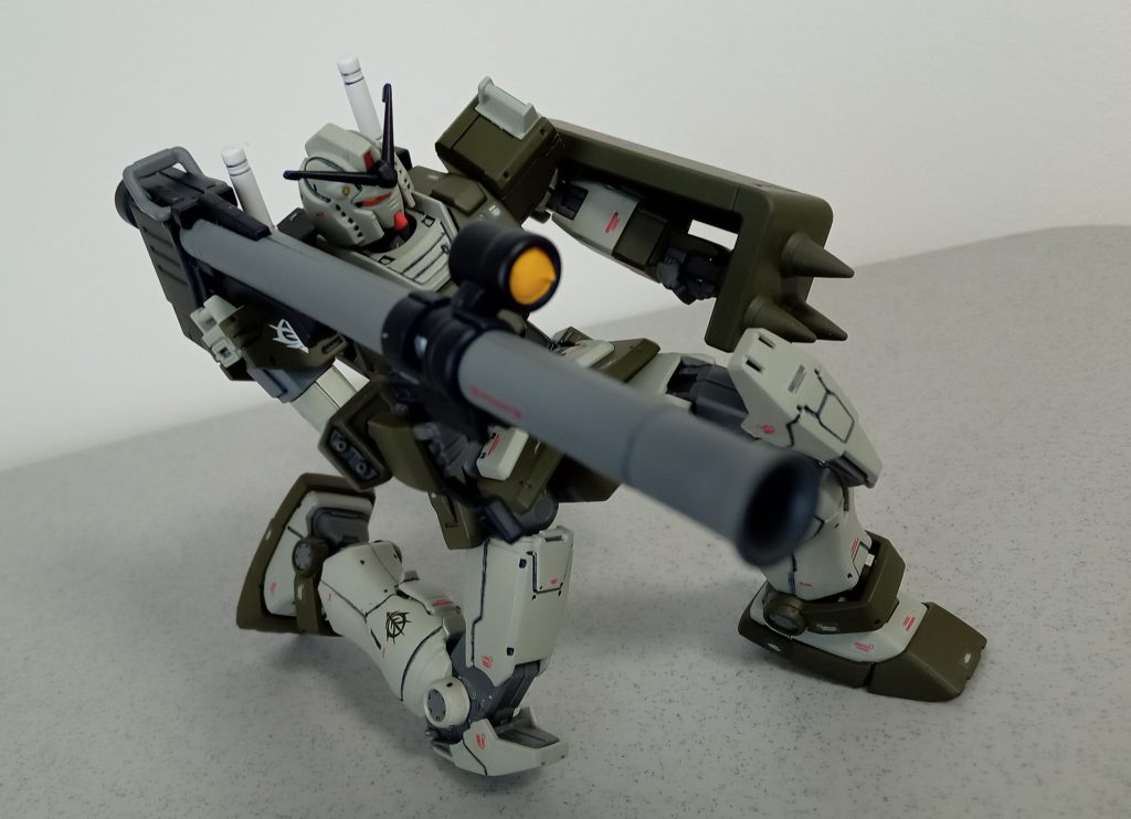 ビームライフルは当時のジオンではメンテできない、という仮想設定で、バズーカを標準装備としてみました。しかし、可動といい色分けといい、良キットだ!(^^)!