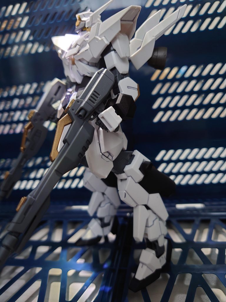 カタパルト射出時は脚部をブースターが露出するように折り曲げる