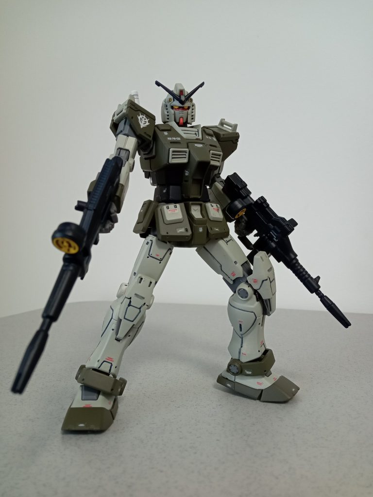 このキットはとても優秀で、ライフルの左手持ち手が付属していたり、色分けも完璧だし、目立たない場所でもしっかりディテールが入っていたりと、作っていて感心していました。ライフル2つ持ちはチート級に強そうだけど、速攻でエネルギー切れになりそう(;^ω^)