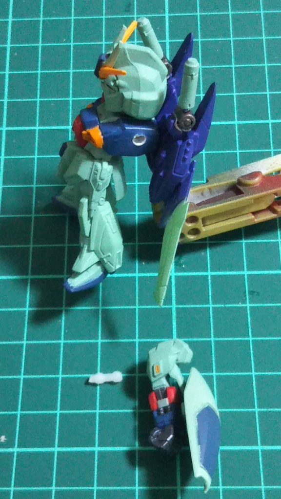 肩も同様。ビームキャノンは基部のモールドの大きさや雰囲気がフォルテの肘関節と似ていると思ったので仕込んでみました。