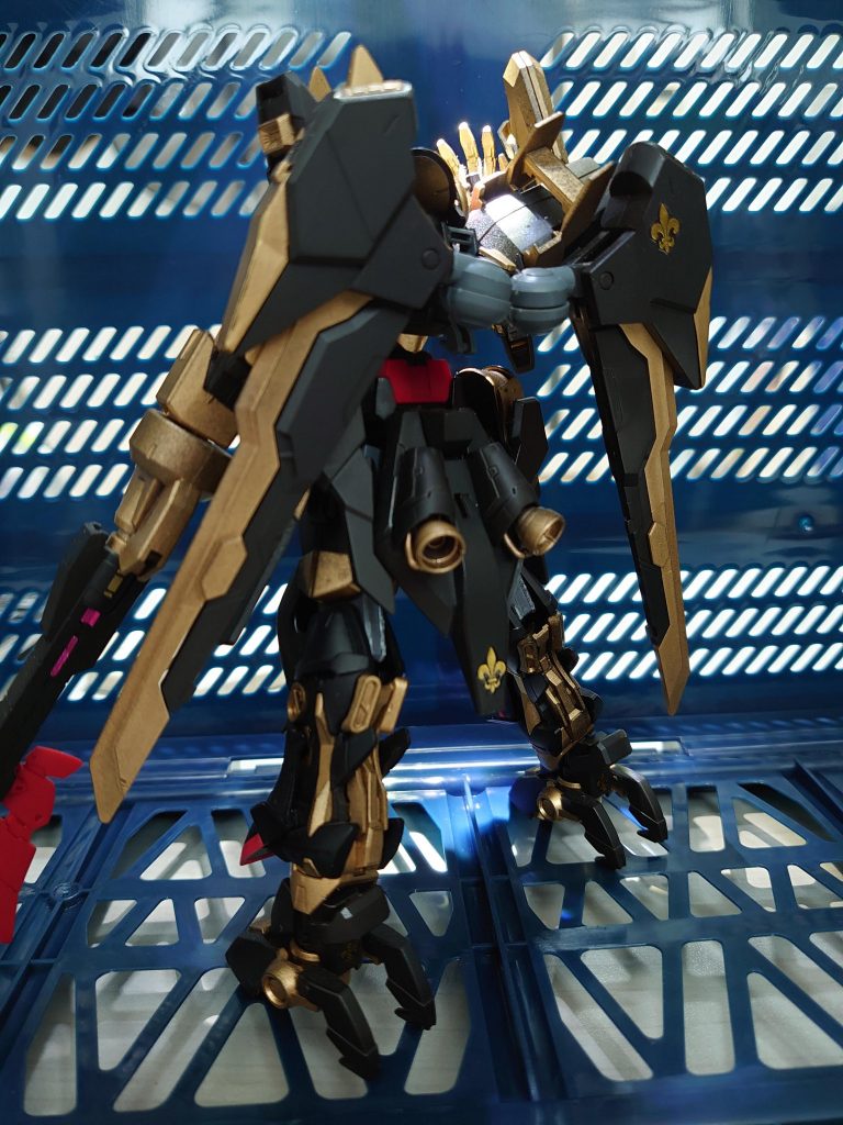 バックパックは30mmアルトのものにウイング基部稼働に同キットの股関節を使用