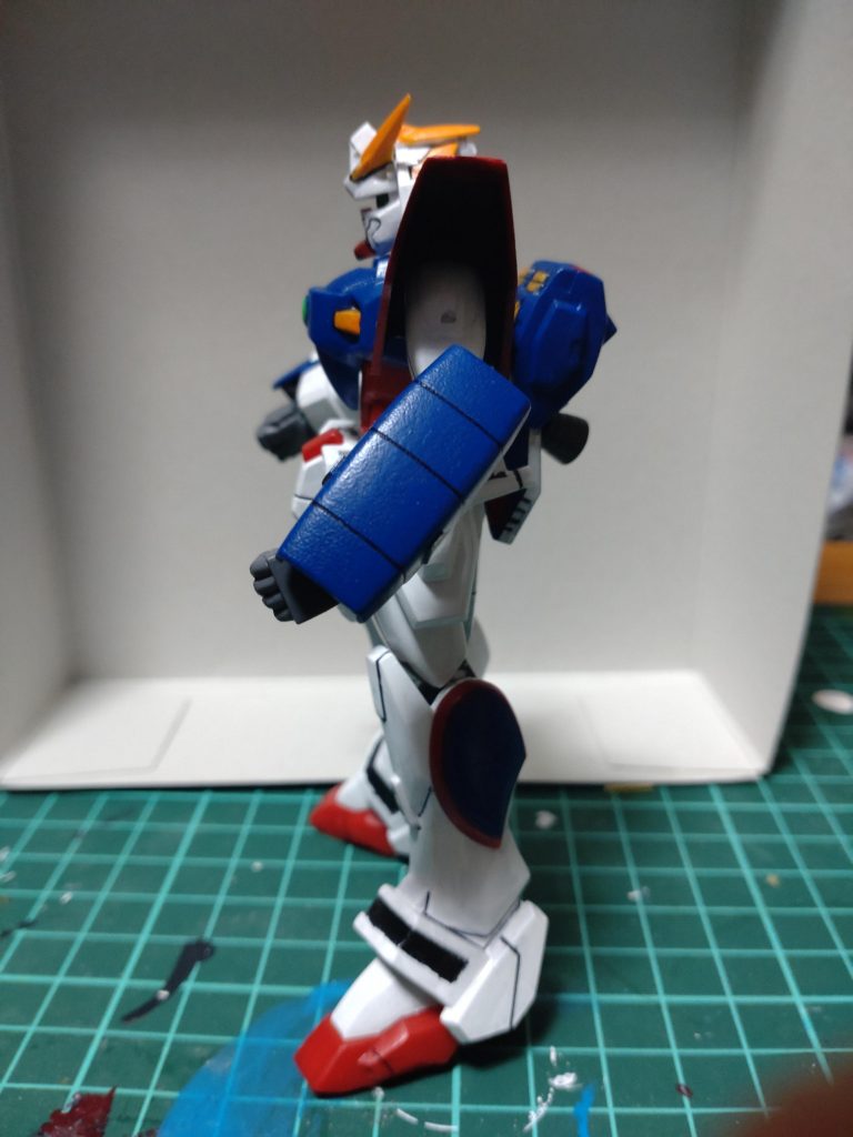 肩のアーマーがデカ過ぎる気がするので、赤い部分を削りこんで少し小さくしました。