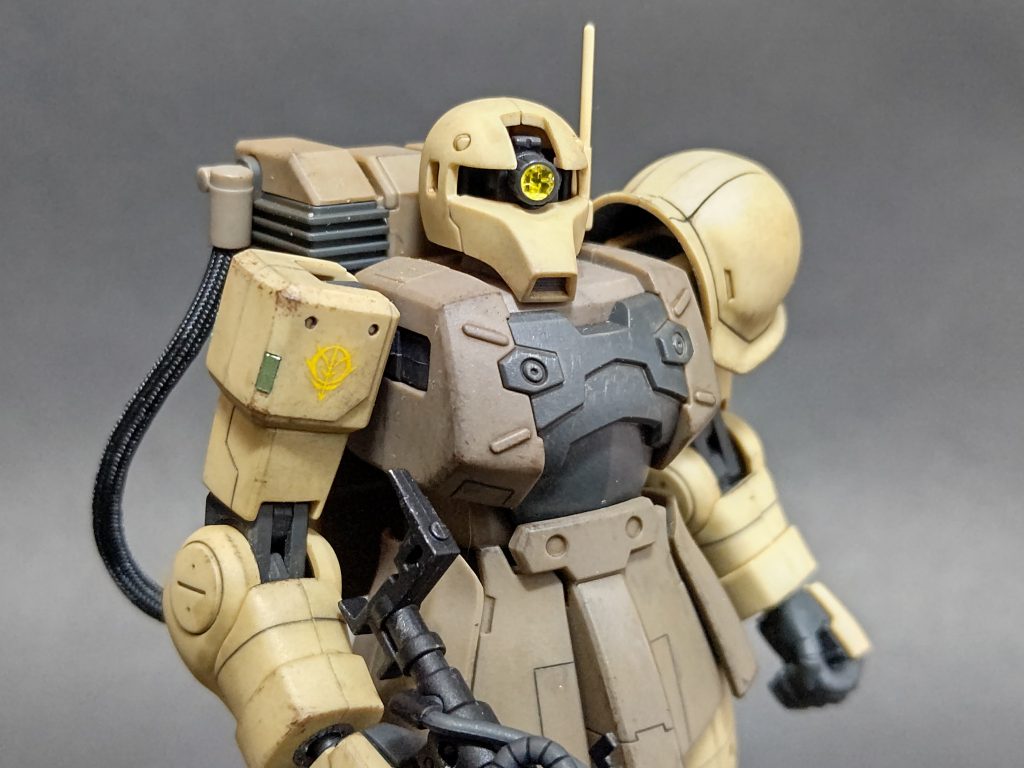 モノアイはキット付属のクリアパーツにクリアイエローのスプレーを吹いて裏側にはラピーテープを貼っています。