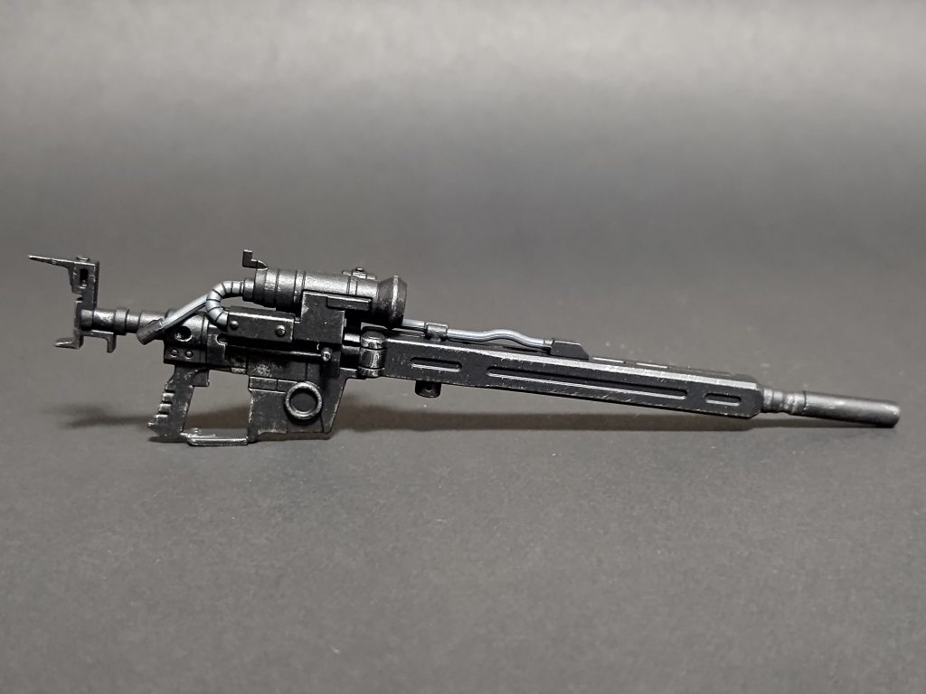ライフルはつや消し系のブラックで塗った後ドライブラシでシルバーを乗せて金属のサビや剥げ感を。