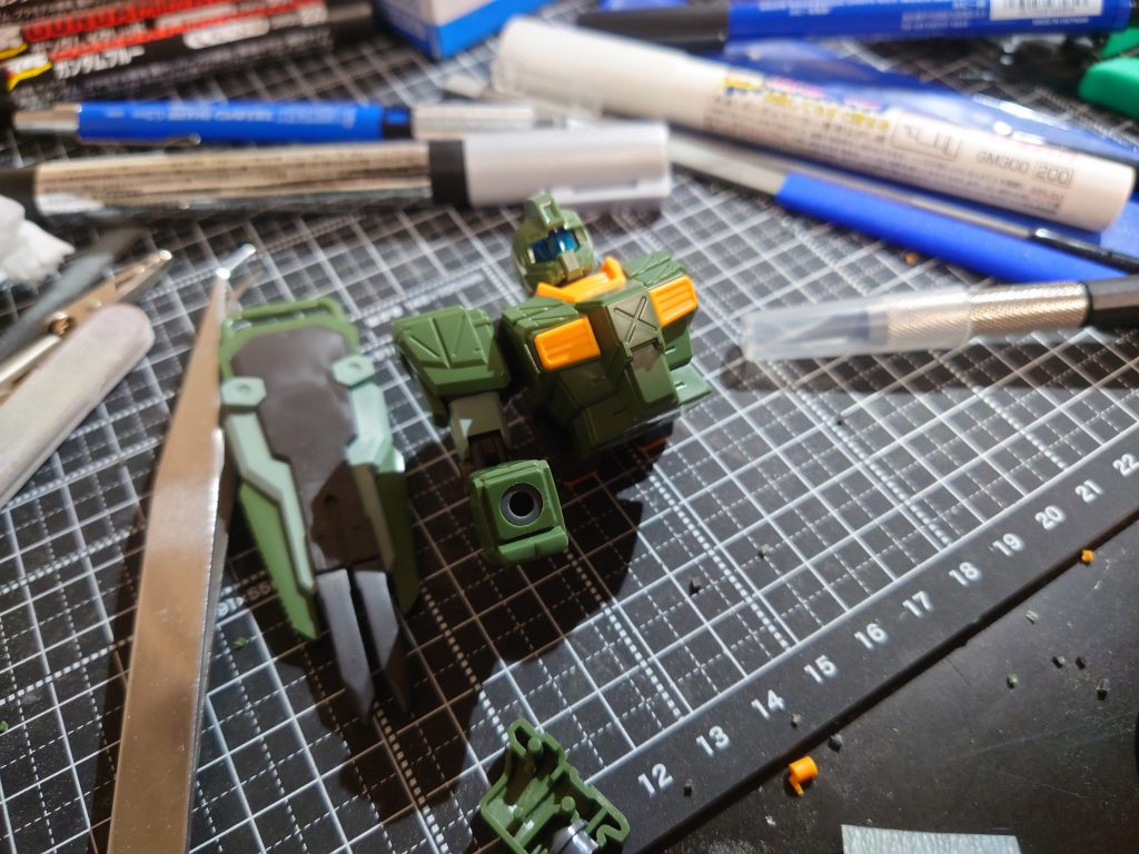 素組み中。お安いキットなので、色分けは控えめですね。