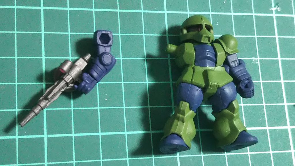 まずは肩・腰を外します。腰は四角いダボなどで接着されているのですが、様子を見ながらくにくに曲げていると、塗装ごと接着剤が剥がれて簡単に抜けます。