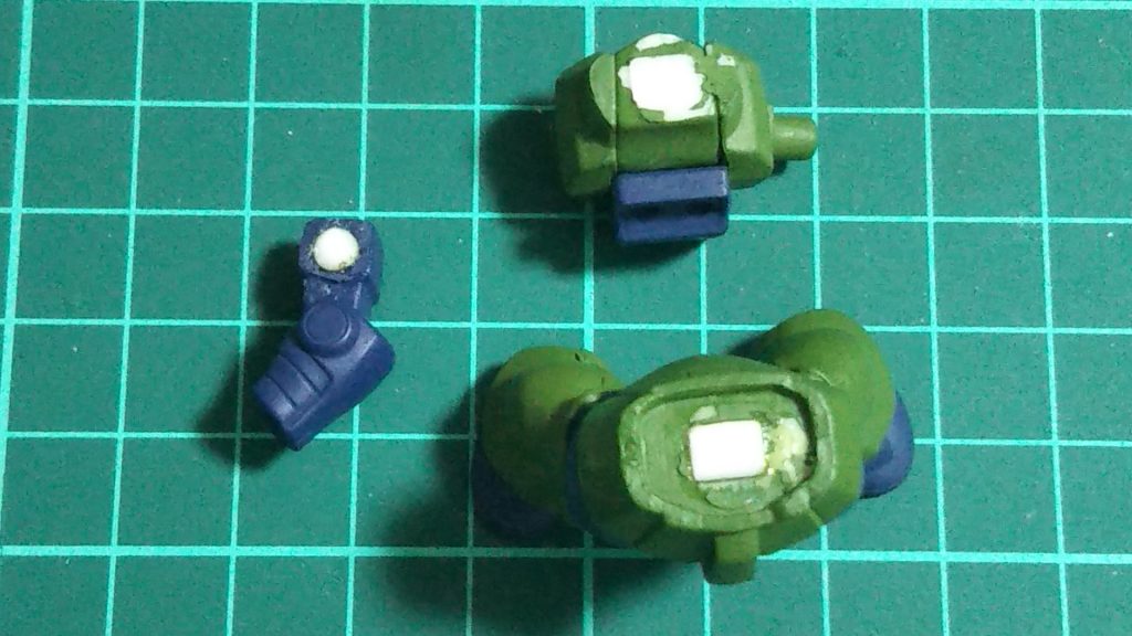 オス側のダボをニッパーやカッターなどで切り離し、メス側に瞬間接着剤で埋めます。