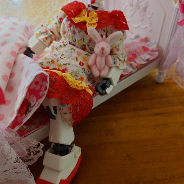 ガンダム、ベットから立つ